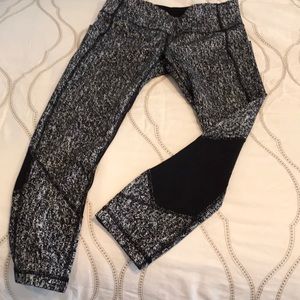 Black/White Pattern Lululemon Crop Leggings